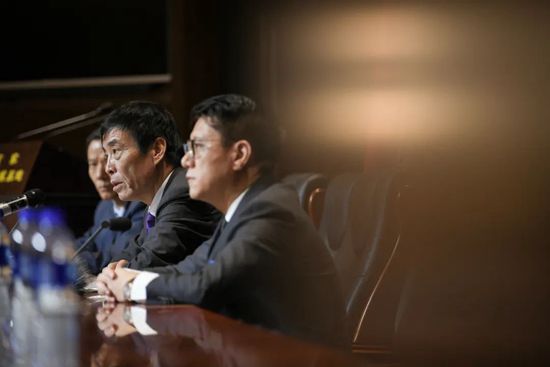 杰米·多南加盟裴淳华、塔伦·艾格顿主演列传新片《私家战争》，马修·海涅曼(《贩毒之地》《鬼魂城》)执导，阿拉什·阿梅尔(《摩纳哥王妃》)操刀脚本，将基于《名利场》撰写的科尔文生平业绩文章进行创作，查理兹·塞隆担负制片人。裴淳华扮演战地女记者玛丽·科尔文，艾格顿扮演一位有军事布景的记者，跟从科尔文前去战区报导。11月开拍。科尔文曾奔赴科索沃、车臣、 东帝汶、中东、塞拉利昂、津巴布韦等战争火线，在斯里兰卡内战时代严重受伤掉往了一只眼睛，还报导了“阿拉伯之春”反当局活动，2012年在叙利亚战争爆发时于胡姆斯遭火箭攻击身亡。